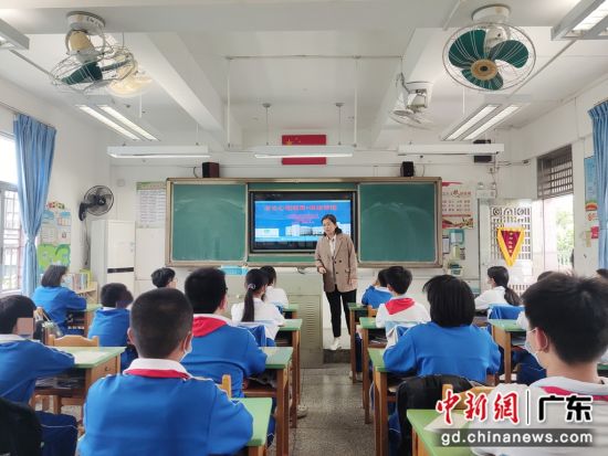 走進(jìn)校園爲學(xué)子們開(kāi)展情緒管理心理健康講座。 作者 主辦方供圖 走進(jìn)校園爲學(xué)子們開(kāi)展情緒管理心理健康講座。 作者 主辦方供圖